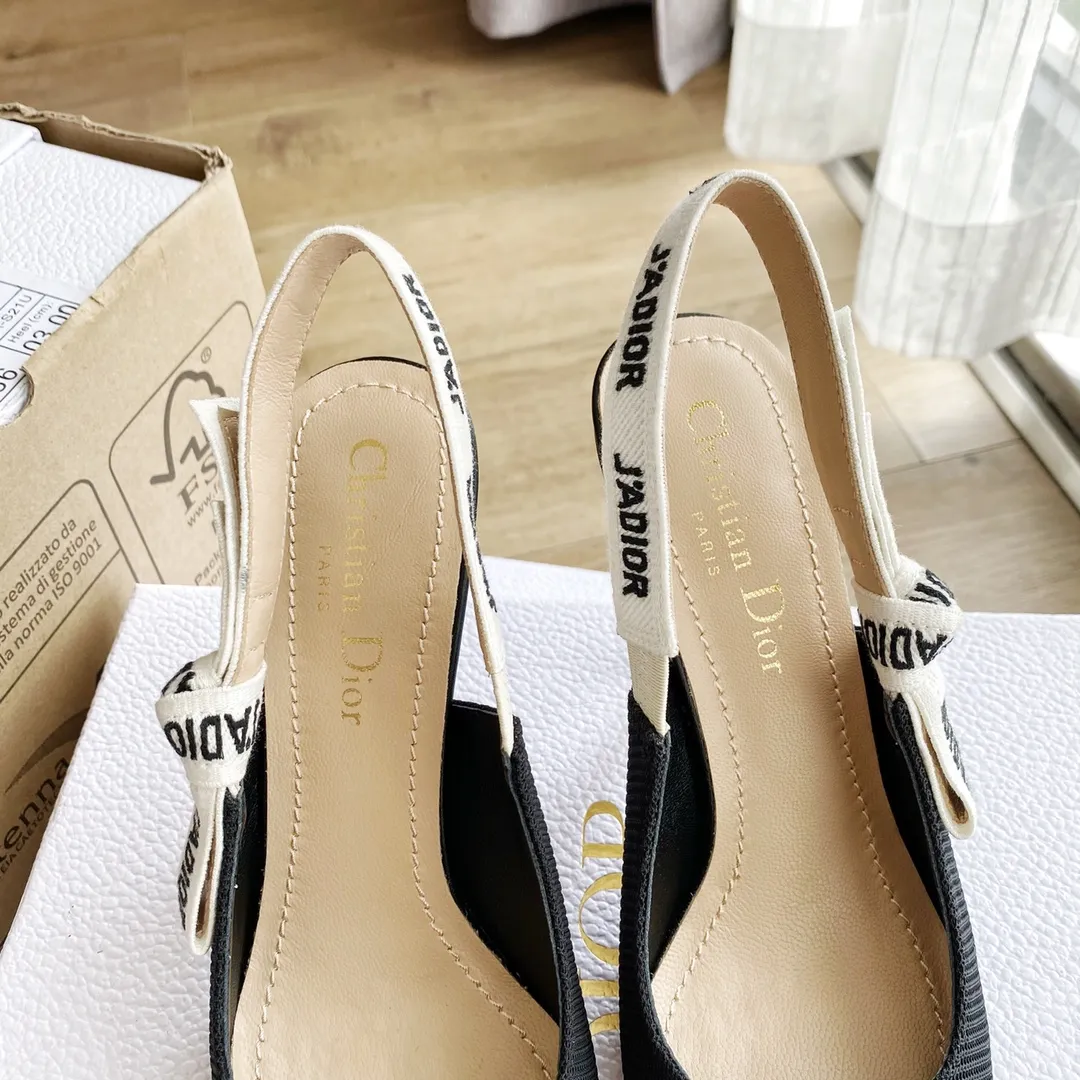 👟👟Ex-factory price 440👟👟 Developed one-to-one from the original version, 👠👠✨ ✨Dior’s popular sandals are new🔥 🔥 The same style as the most popular internet celebrities and celebrities of the year💁 💁. Imported fabric, lining and feet are made of calfskin lining🐑. Original molded heel, heel height 10Cm 6.5cm💘 Original molded metal outsole with five-pointed star LOGO mark✨. Original bow, 💅 Italian leather outsole. 👄💋 Full set of packaging (bags, cards, invoices, one-to-one wrapping paper) 34 40 41 customized